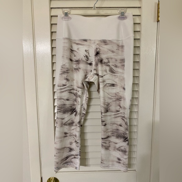 Gap Fit Leggings Cropped Length in Marble Swirl - Picture 1 of 6
